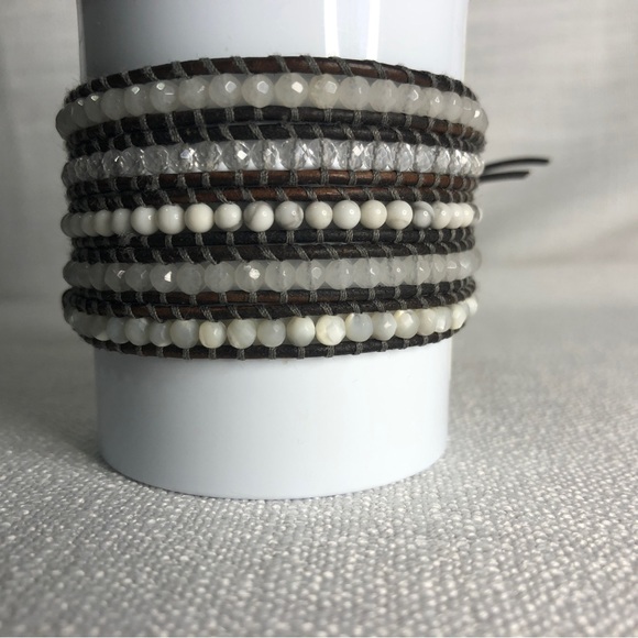 Chan Luu 5 Wrap Bracelet - grey leather, Howlite, Quartz, Magnesite - Picture 4 of 6